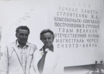 У памятника, установленного на ст. Высокогорная. С.В. Николин, Н.С. Ивлева – авторы проекта
